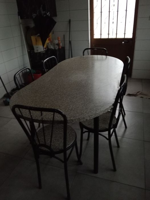 Vendo mesa e cadeiras tudo 20€