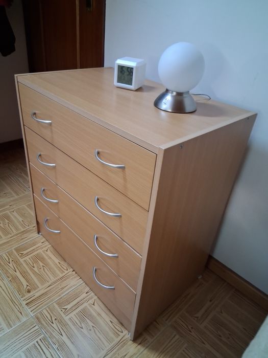 Cómoda usada em muito bom estado de conservação