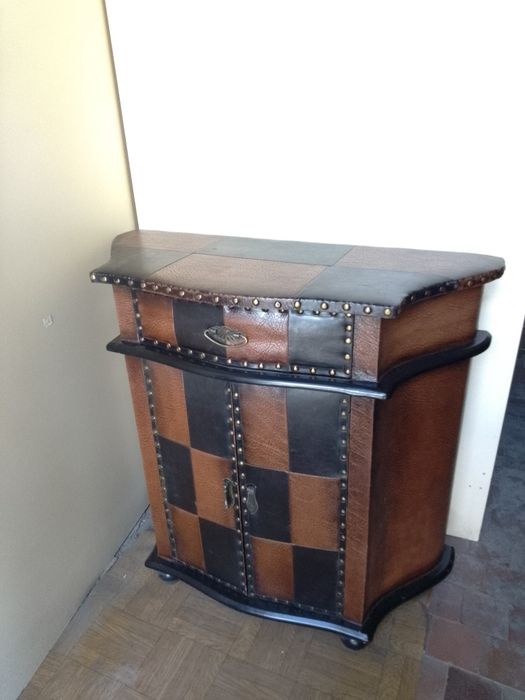 Тумба, консоль обтянутая кожей.