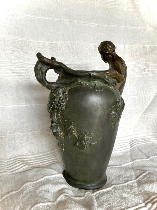 Jarra de bronze patinado Arte Nova