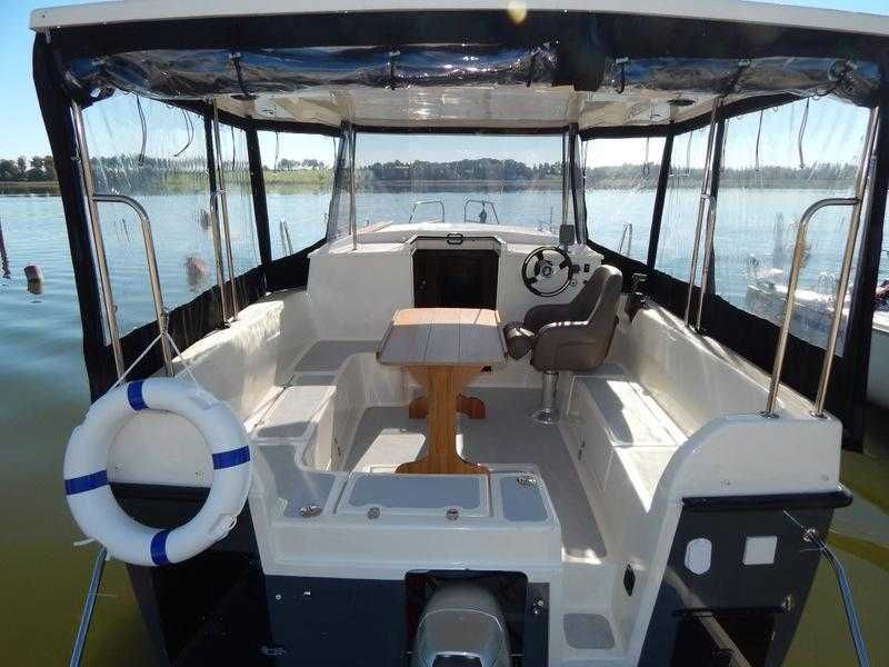 Mazury. Wynajem Jachtu Motorowego Calipso 750 Bez Patentu. PORT RYN