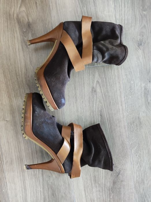 Botas de salto alto em pele