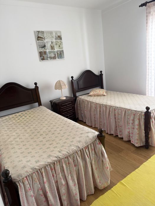 Camas e mobilia de quarto