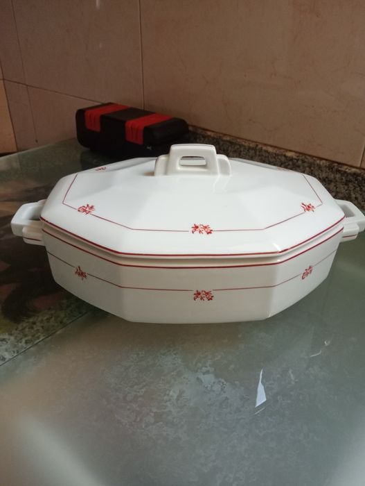 Terrinas e travessa antigos