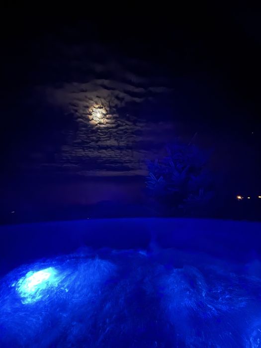 Mobilna balia , jacuzzi na wynajem  z transportem pod Twój dom. Zmień chłodny wieczór w luksusowe SPA pod gwiazdami!