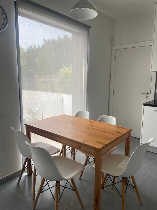 Vendo Conjunto de mesa e 5 cadeiras – estilo moderno e funcional