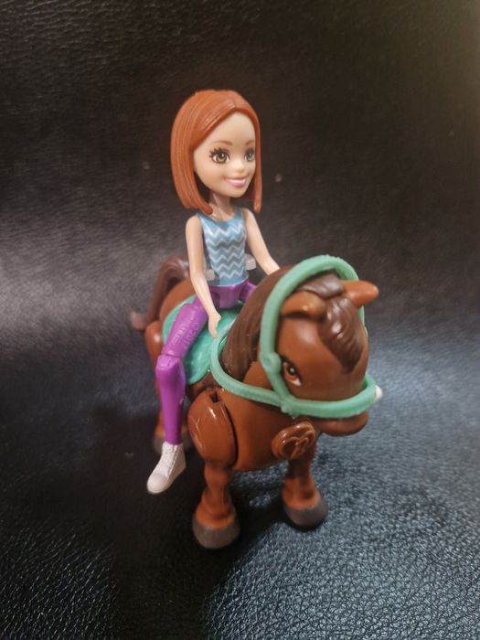 Лялька Барбі, коник ходить