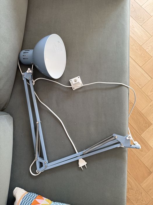 Niebieska lampka do biurka IKEA TERTIAL montowana do sciany