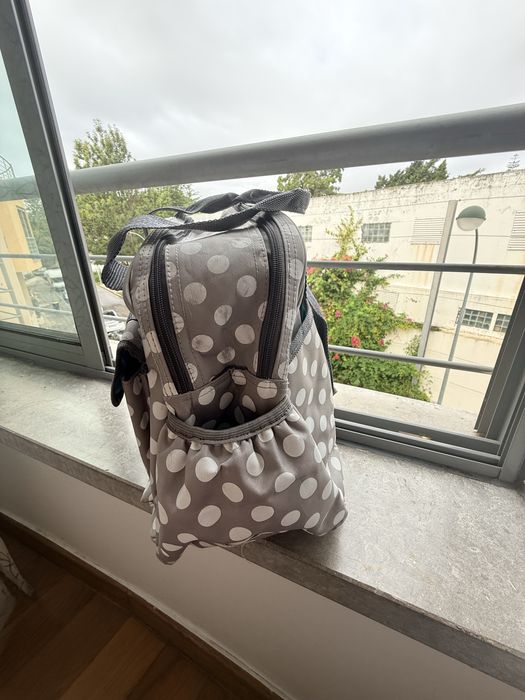 Mala de maternidade com um padrão divertido de bolinhas.