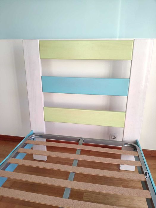 Cama de solteiro em madeira maciça