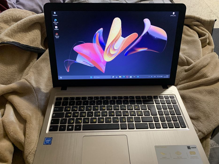 Отличный  Ноутбук asus   15.4 ssd256gb акамулятор держит долго около 4