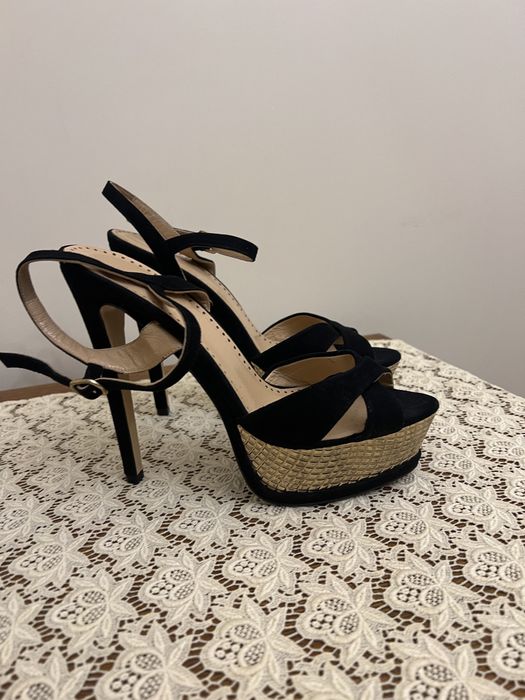 Босоніжки на каблуку