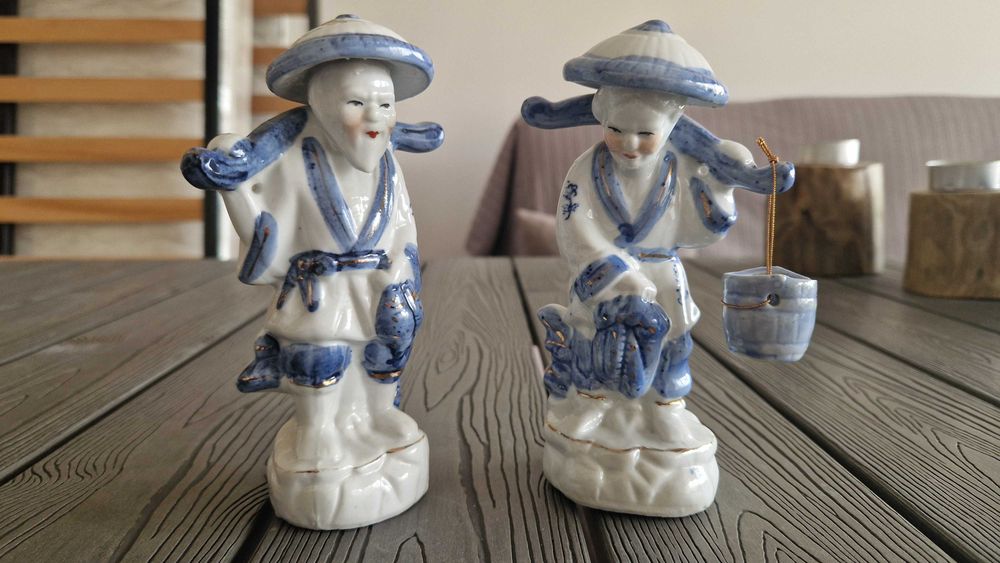 Conjunto 2 estatuetas de porcelana orientais