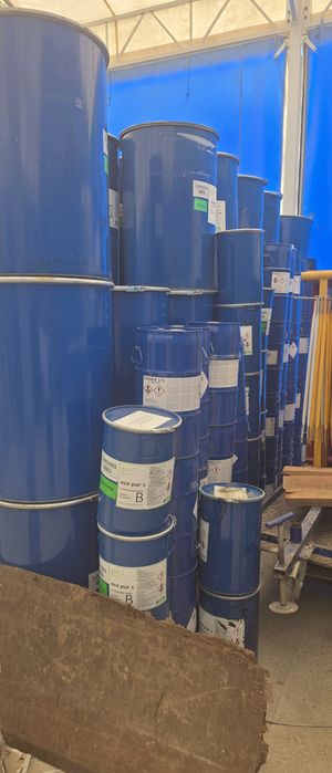 В наявності бочки з зажимом( з кришкою)200л, 30л. Є 30л, під рідину