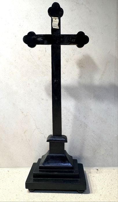 Antigo crucifixo em madeira ebonizada e placa “INRI” esculpida - Sec. XIX