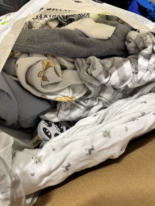 Karton ubrań dla niemowlaka