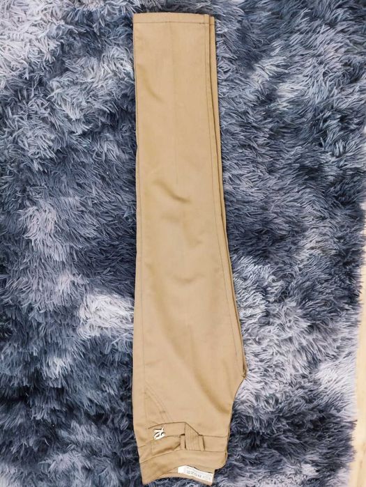 Жіночі брюки гірчичного кольору.