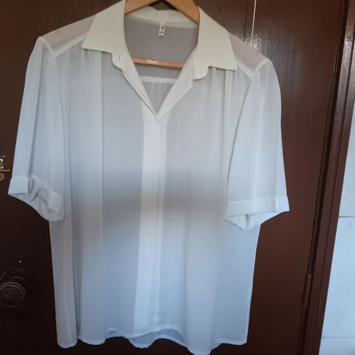 Diversas blusas para senhora
