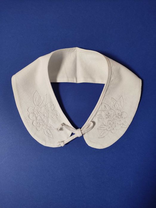 Biały, ręcznie haftowany kołnierzyk / tradycyjna makatka