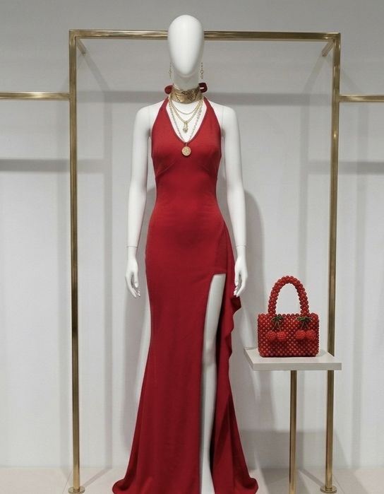 Zjawiskowa czerwona suknia maxi z rozcięciem i falbaną