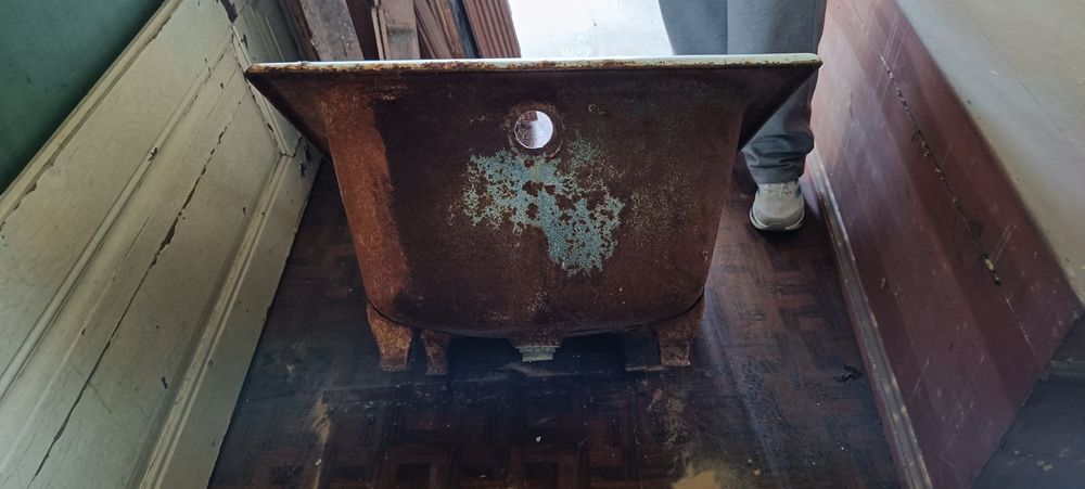 Vendo pequena banheira em ferro fundido com pés