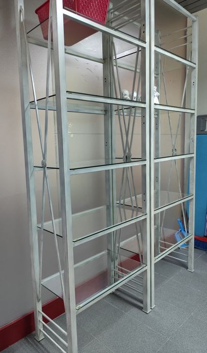 Dois módulos de prateleiras, estrutura em ferro e prateleiras em vidro