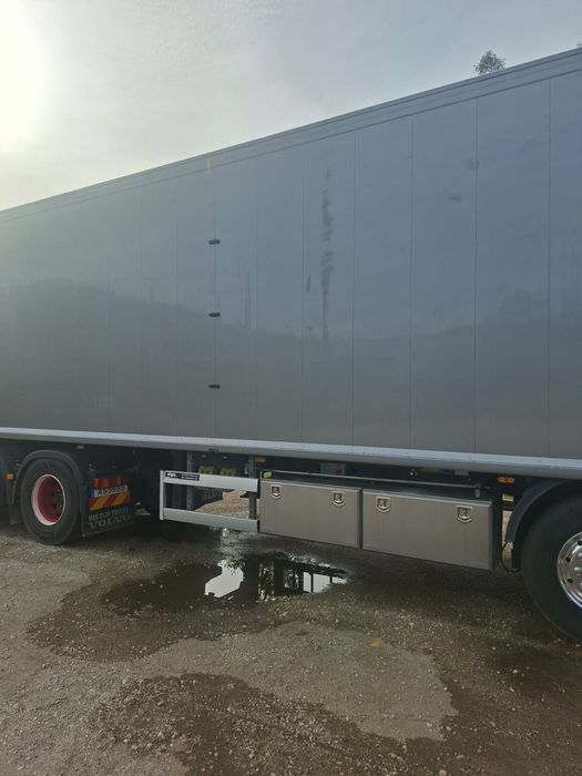 Conjunto Volvo com piso móvel