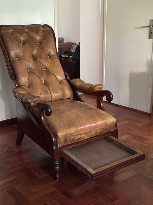 Poltrona Estilo Wingback em Cabedal Vintage