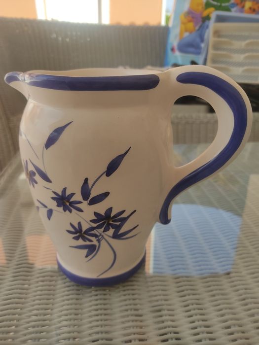 Jarro de vinho branco pintado à mão.