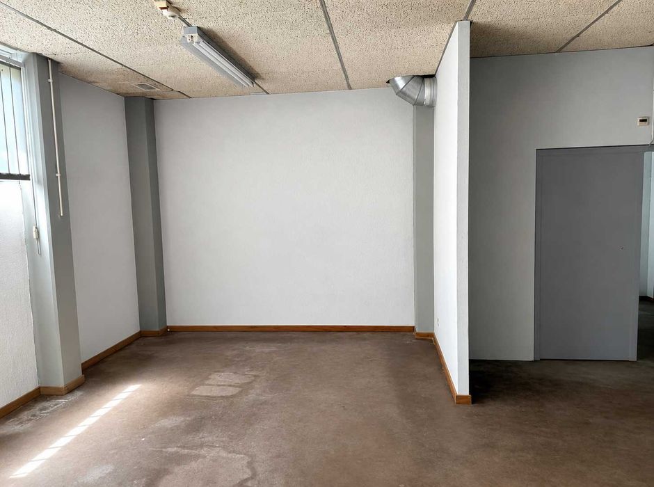 Prédio para Serviços e Comércio com 381 m² de Área - Excelente Localização em Carrazeda de Ansiães
