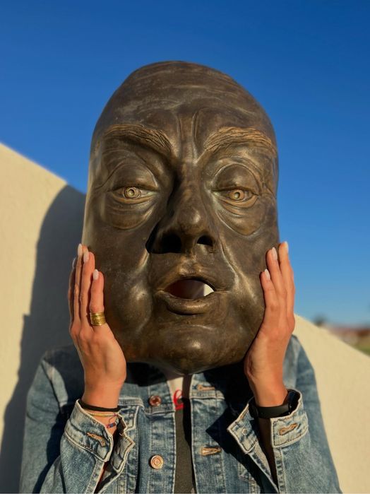 Escultura de parede em grés