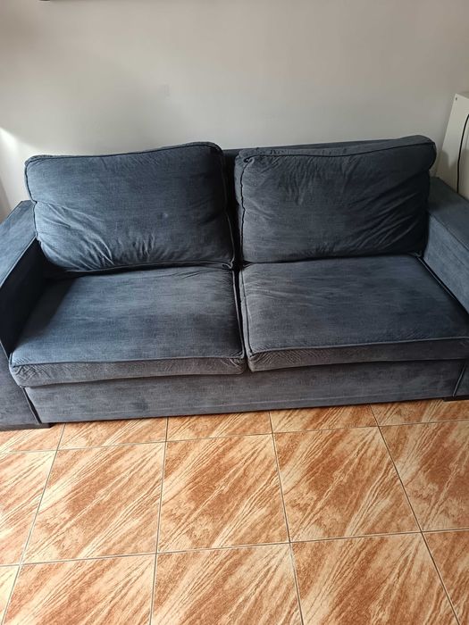Sofá 3 lugares de cor azul indigo