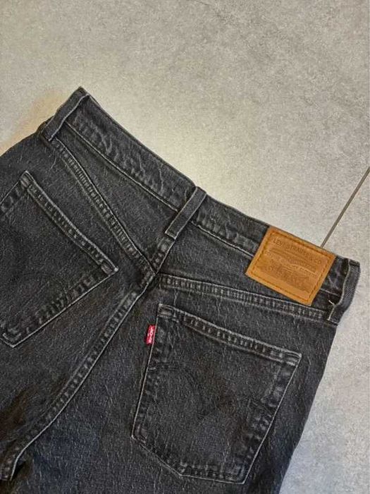 Jeansy Levi's z wysokim stanem Straight proste szaro-czarne 28