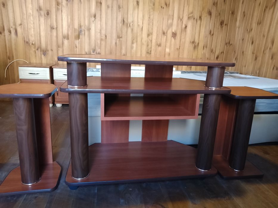 Продам тумбочку під телевізор і 2 підставки під вазони