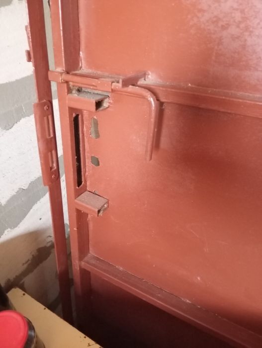 продам металеві двері