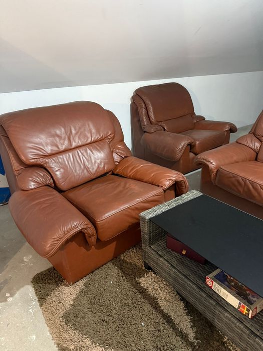 Conjunto de Sofás em Pele Castanha – 3 Lugares + 2 Individuais