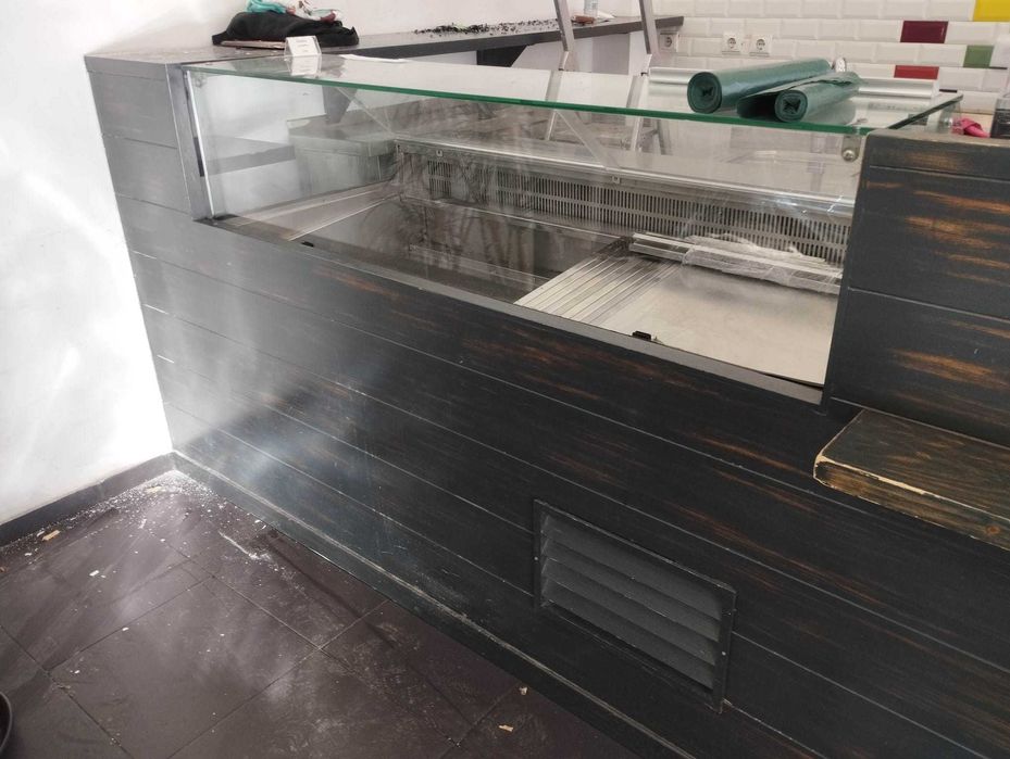 vitrine frigorifica integrada dentro de um balcão de madeira