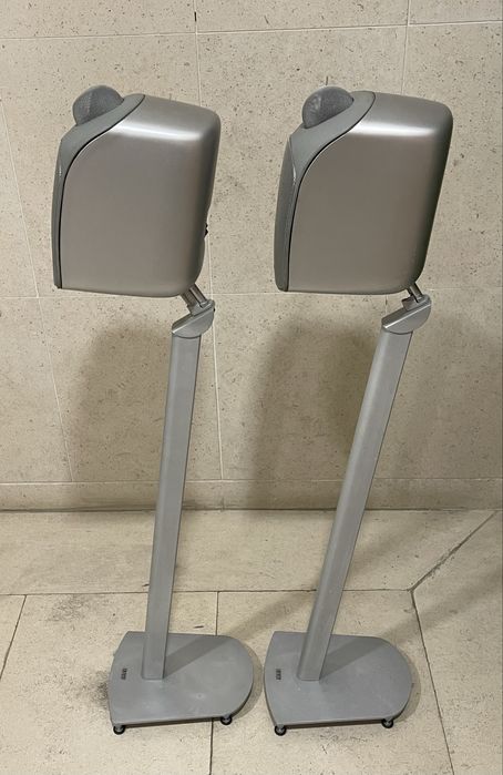 Colunas Bowers Wilkins com suportes