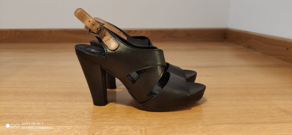 Sandałki marki carinii rozmiar 36