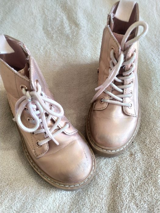 бежеві черевики зі шнурівкою