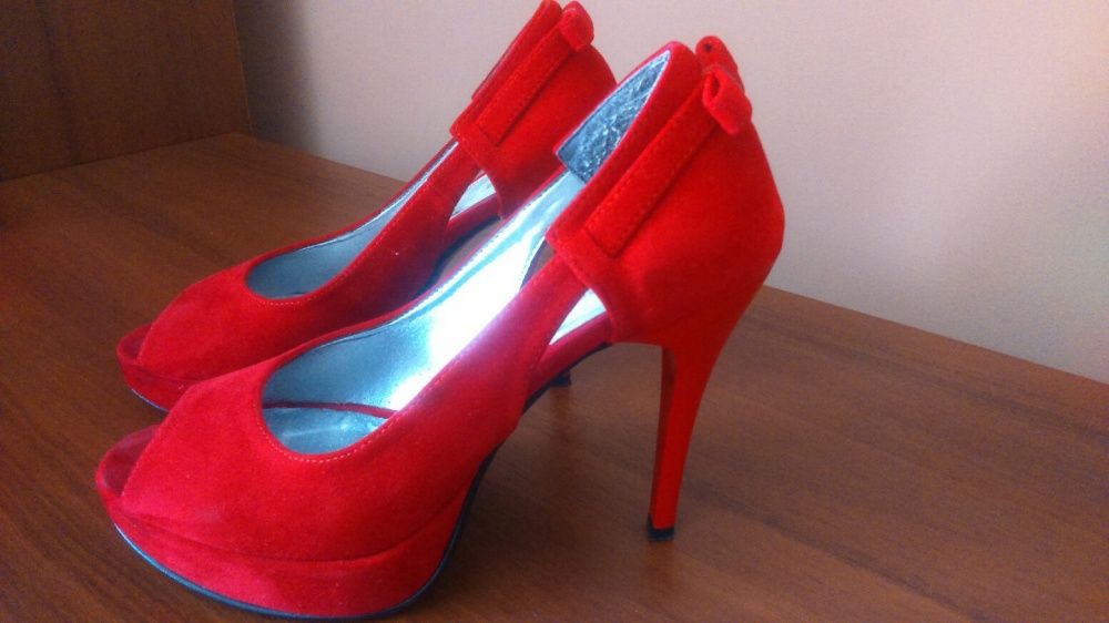 Czerwone buty na wysokim obcasie 36