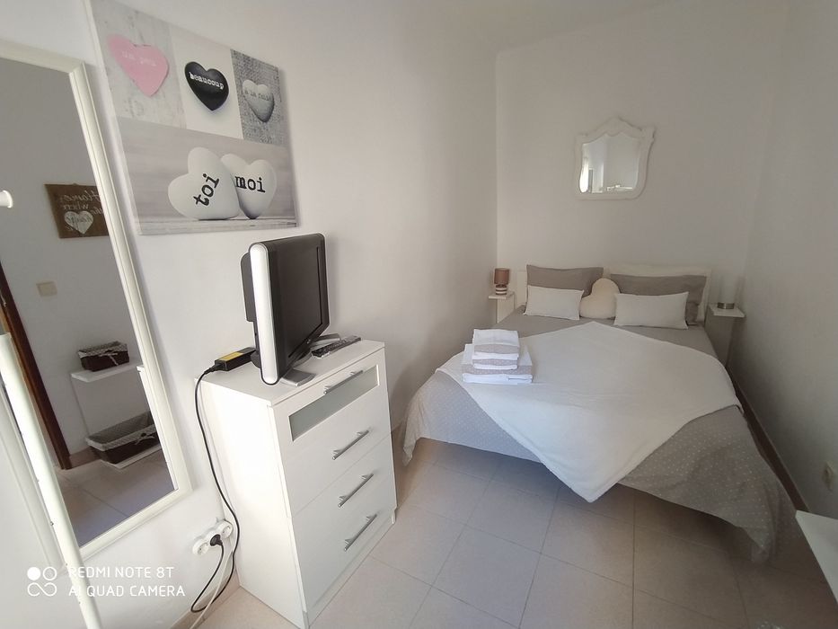 T1 r/c no centro histórico da praia da Nazaré 100m praia com quintal