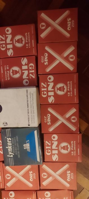 17 caixas de 12 giz de 12 cores diferentes.  Novos. Vejam fotos elucid