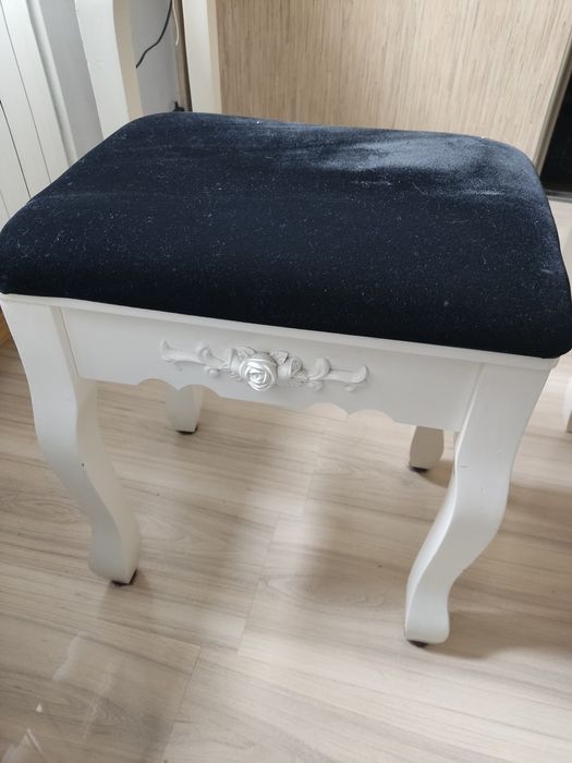 Toaletka biała zdobienia