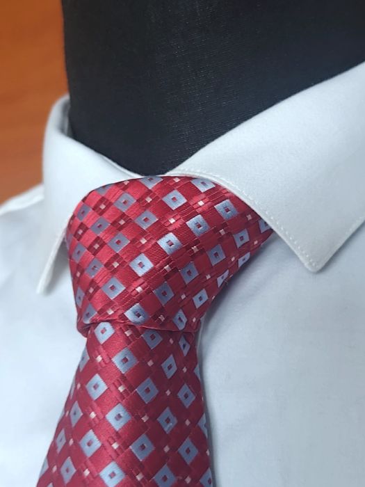 NOWY,  czerwony wzorzysty krawat Charlton Gray wykonany z miękkiej mikrofibry