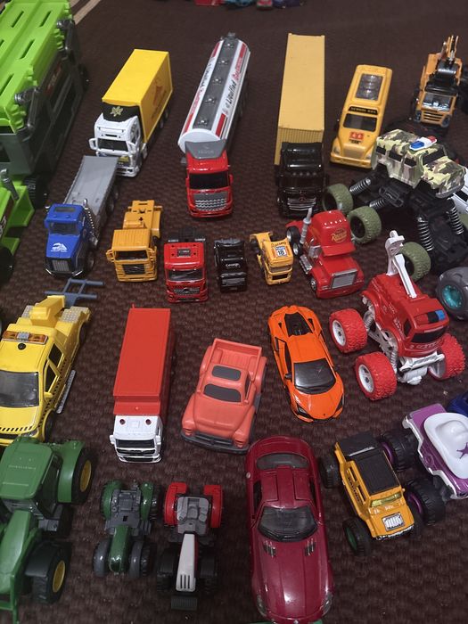 коллекция литых игрушечных автомобилей