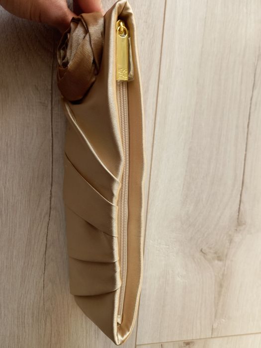 Torebka złota kopertówka Estee Lauder