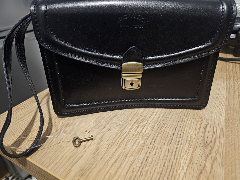 Skórzana czarna saszetka