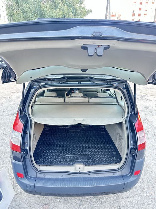 RENAULT  Grand Scenik2  2006 рік 7 місць.
