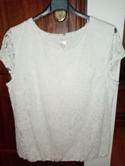 Blusa branca com bordado de flores